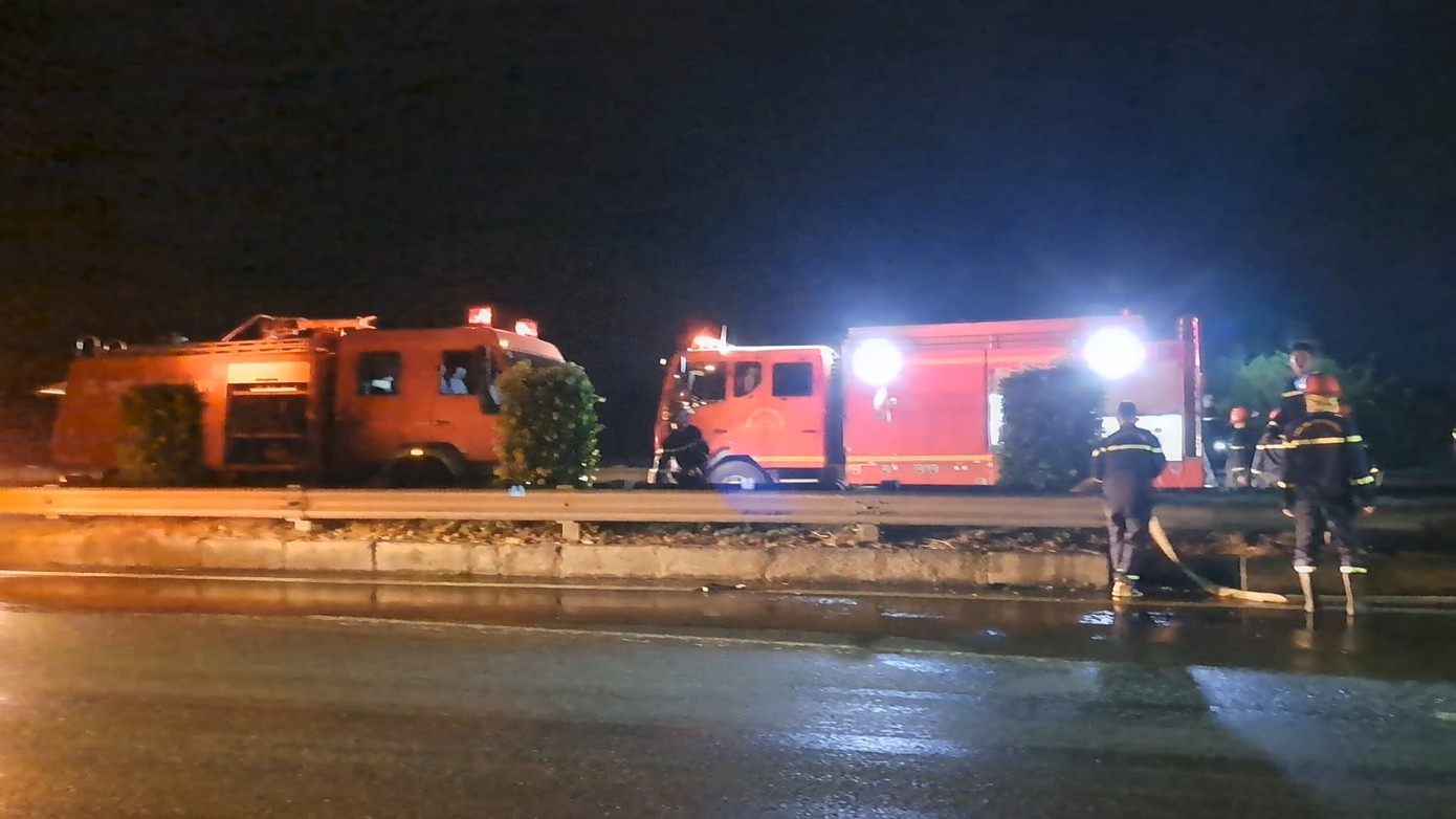 Lực lượng chức năng có mặt tại hiện trường khống chế vụ cháy. Ảnh: Thảo Vy. Lực lượng chức năng có mặt tại hiện trường khống chế vụ cháy. Ảnh: Thảo Vy.