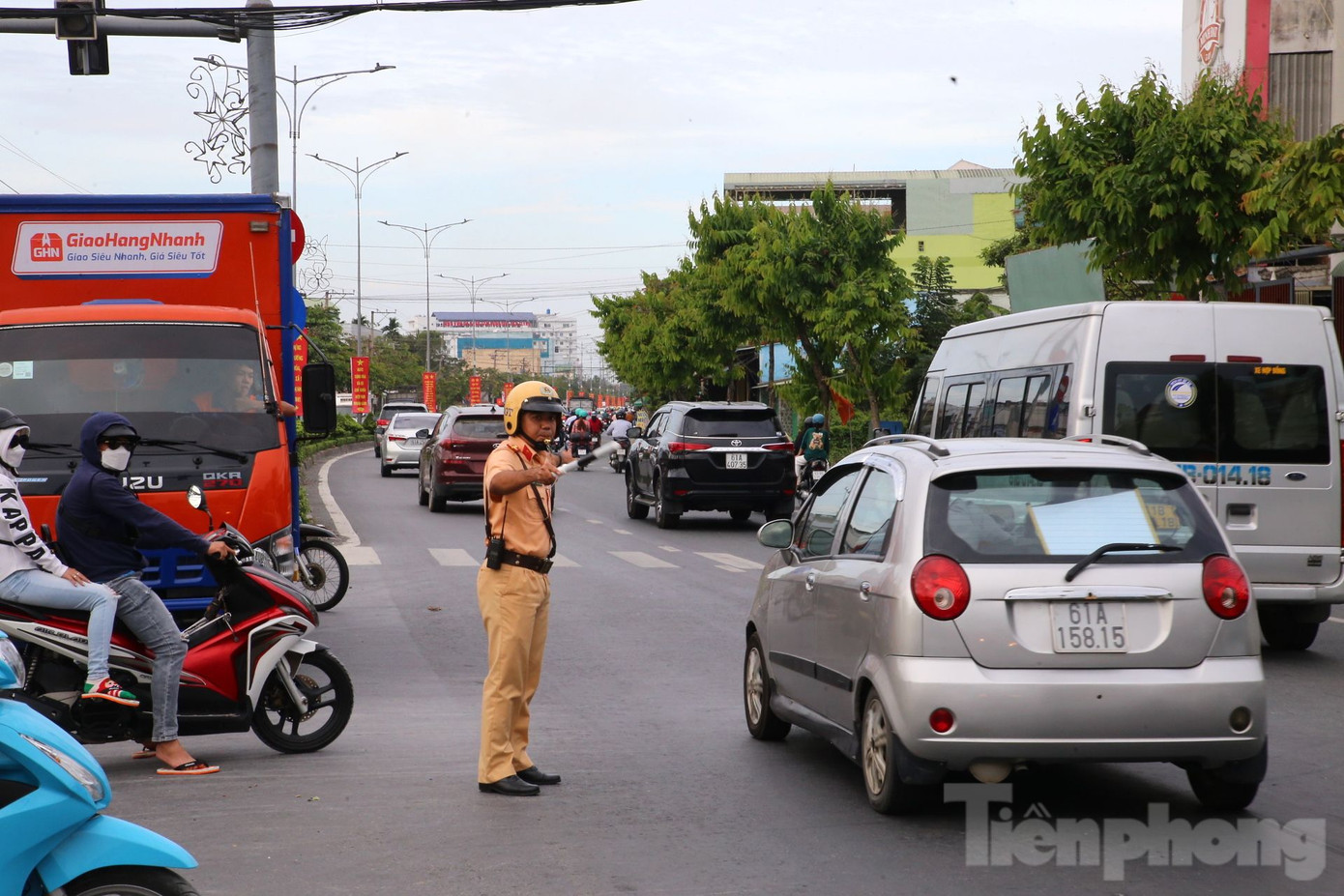 Lực lượng CSGT Công an tỉnh Tiền Giang được tăng cường túc trực tại các điểm 'nóng' để phân làn và điều tiết giao thông.