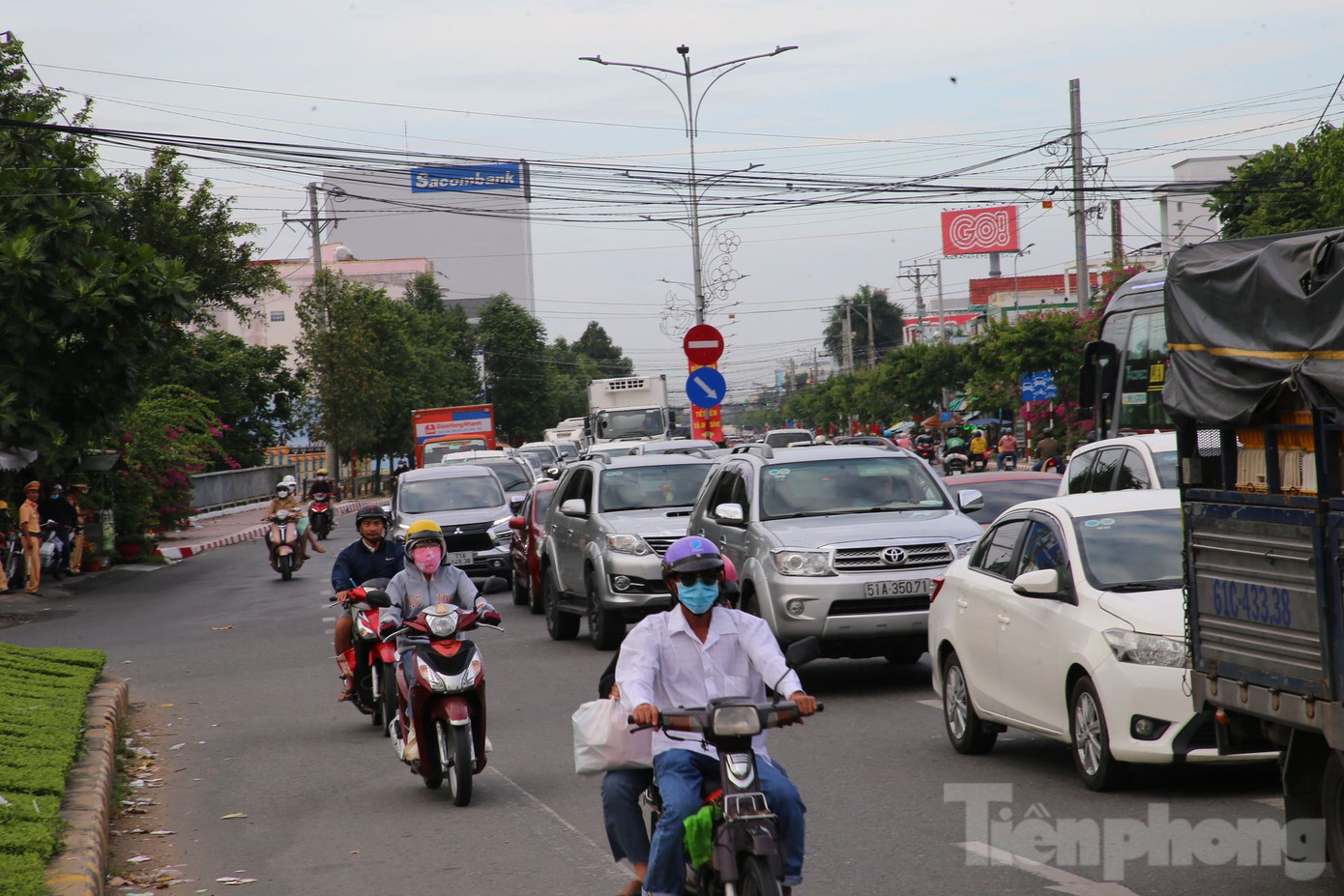 Cầu Rạch Miễu - phía Tiền Giang, nhiều phương tiện, xe máy nối đuôi nhau chờ qua cầu.