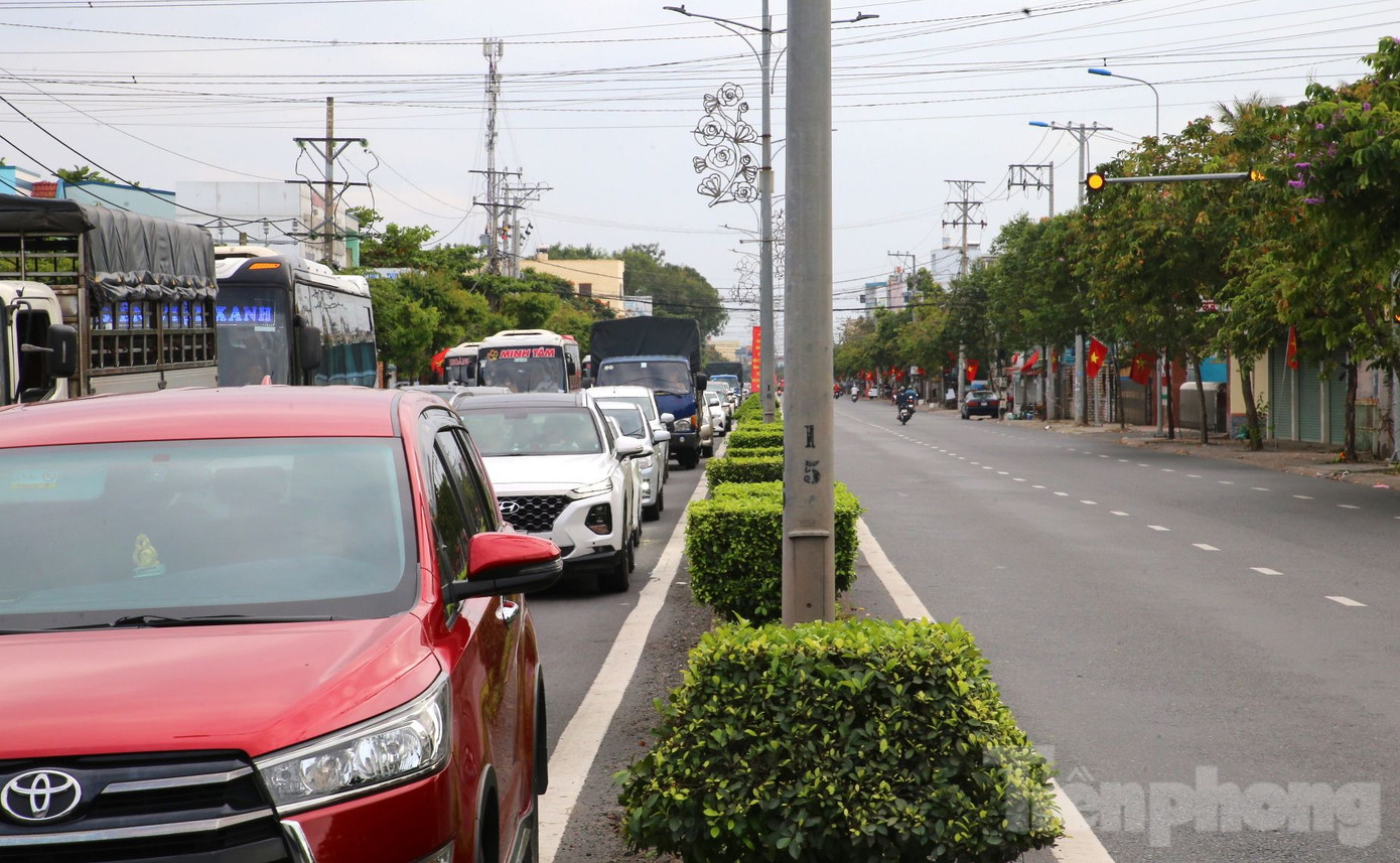 Ô tô xếp hàng dài trên tuyến quốc lộ 60 (phía bờ Tiền Giang).