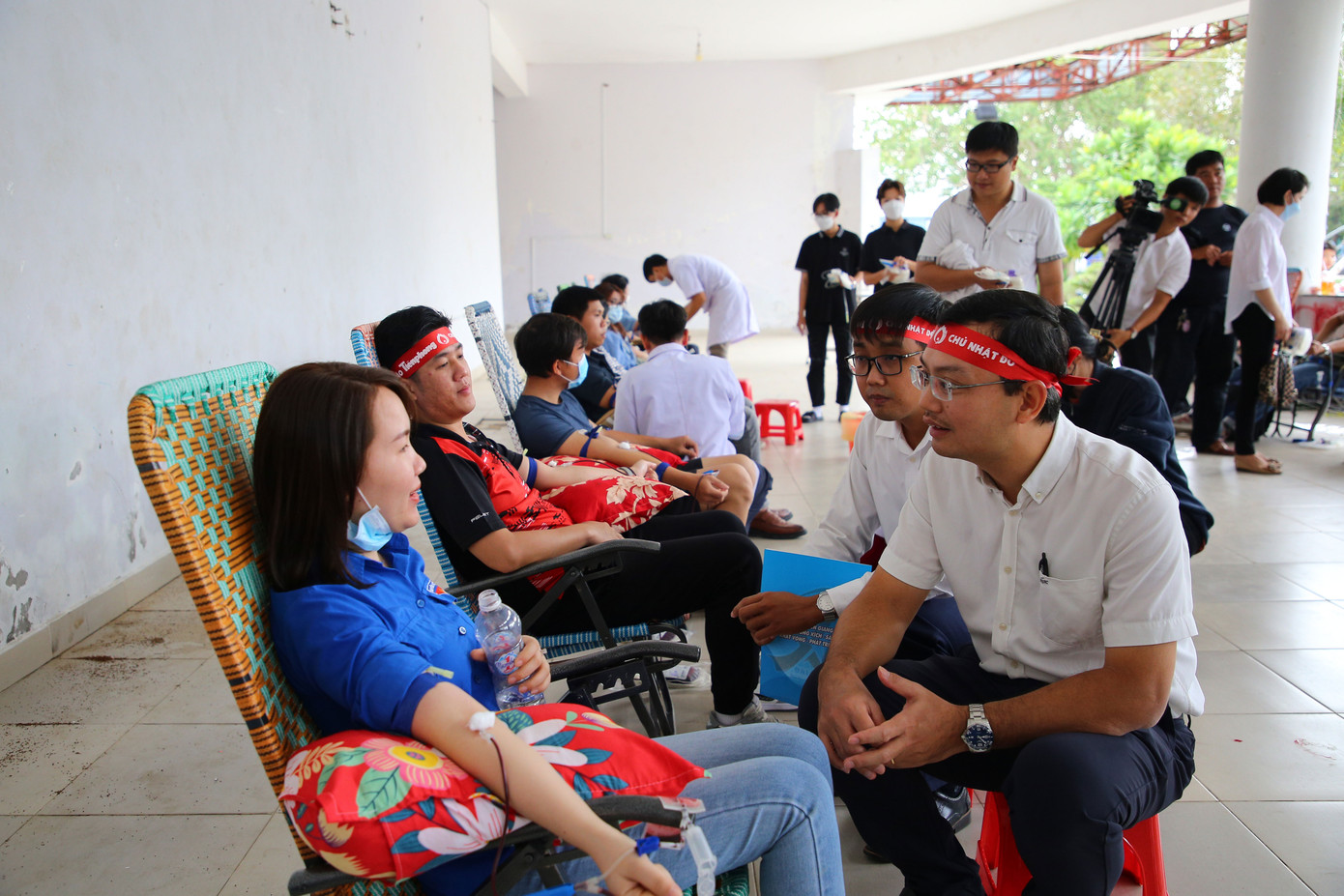 Nhà báo Nguyễn Ngọc Tiến, Trưởng đại diện báo Tiền Phong tại ĐBSCL động viên người tham gia hiến máu.