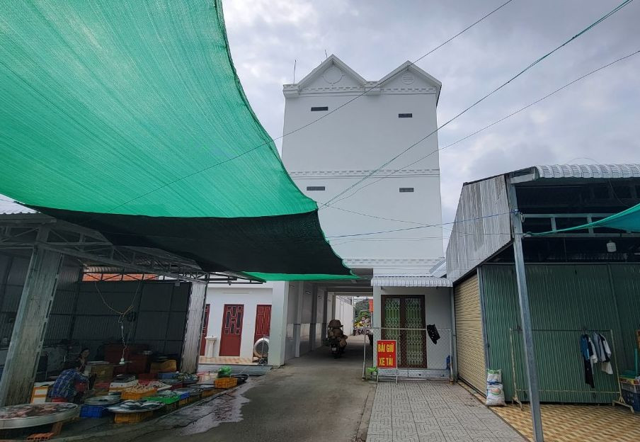 Lối lên các tầng của căn nhà nằm ở phía sau. Ảnh T.L