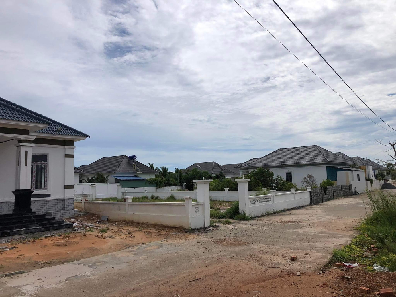 Có 12/79 căn biệt thự xây trái phép đã bị cơ quan chức năng tháo dỡ.