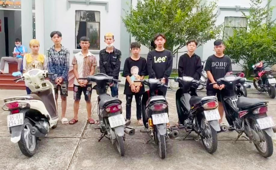 Nhóm thanh thiếu niên bị bắt giữ. Nhóm thanh thiếu niên bị bắt giữ.