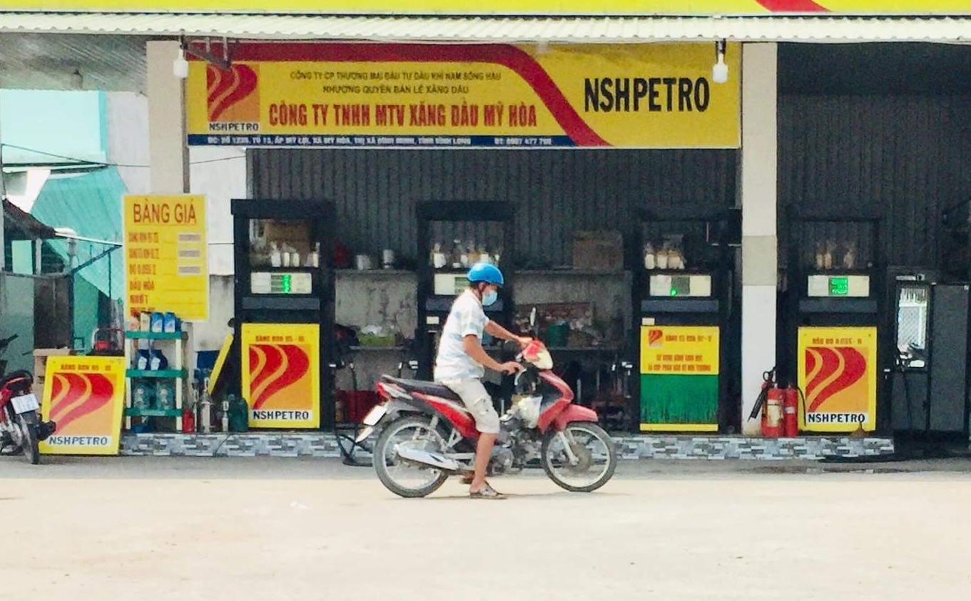 Công ty TNHH MTV Xăng dầu Mỹ Hòa bị phạt gần 120 triệu đồng, tước giấy phép 2 tháng vì bán xăng Ron95-III có chất lượng không phù hợp với quy chuẩn kỹ thuật tương ứng. Công ty TNHH MTV Xăng dầu Mỹ Hòa bị phạt gần 120 triệu đồng, tước giấy phép 2 tháng vì bán xăng Ron95-III có chất lượng không phù hợp với quy chuẩn kỹ thuật tương ứng.