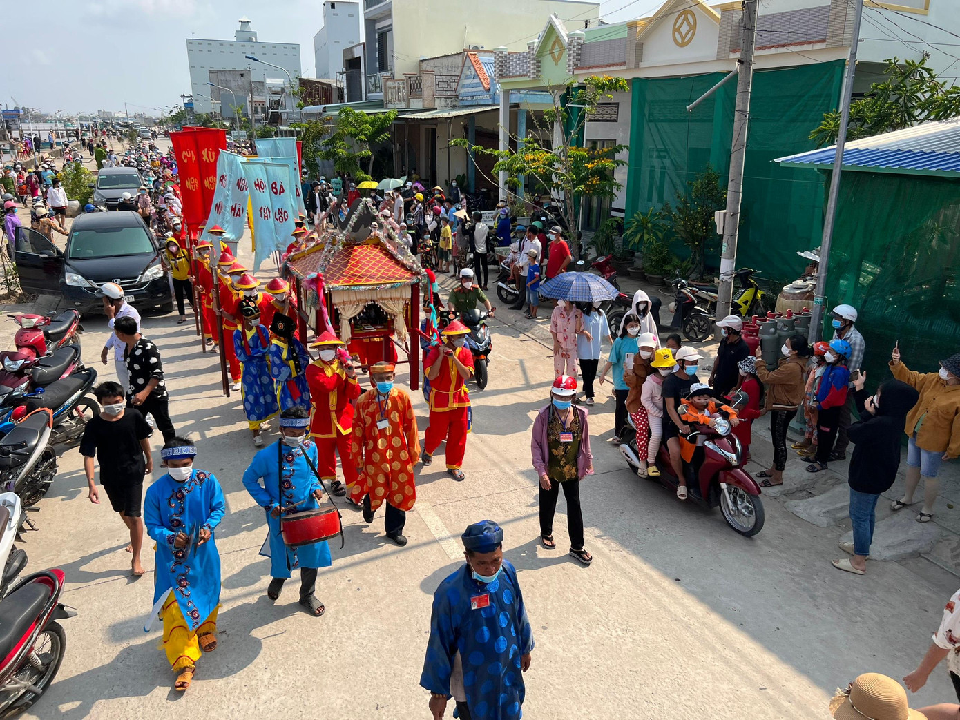 Lễ diễu hành Nghinh Ông vào lăng làm lễ cúng tế, tạ ơn theo phong tục của địa phương.