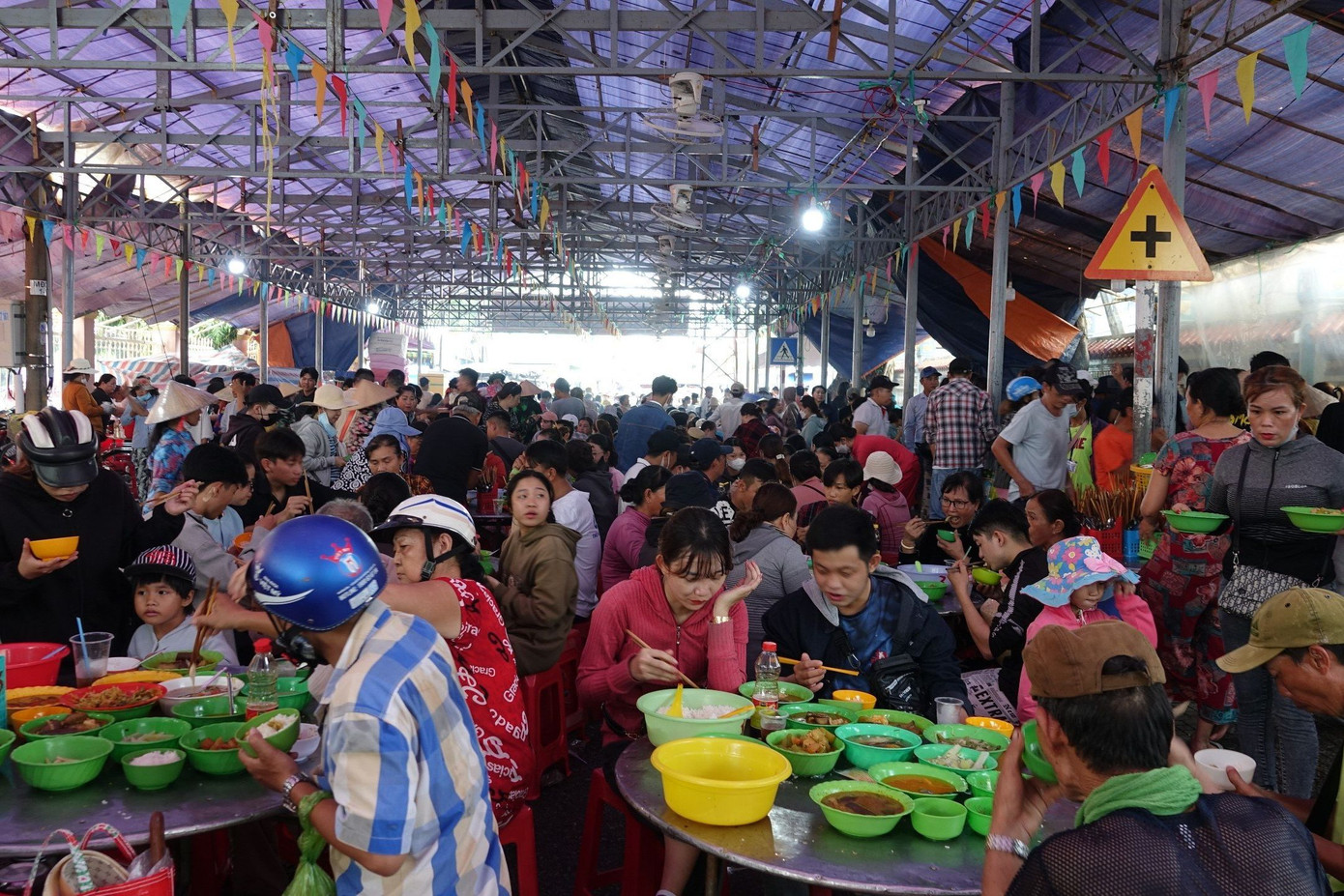 Người dân đến với lễ hội, tất cả đều được phục vụ miễn phí từ ăn, uống đến chăm sóc y tế, chỗ nghỉ ngơi. Người dân đến với lễ hội, tất cả đều được phục vụ miễn phí từ ăn, uống đến chăm sóc y tế, chỗ nghỉ ngơi.