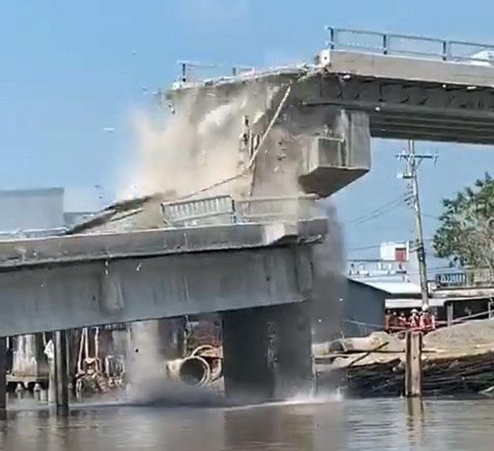 Hiện trường vụ sập cầu Cái Đôi Vàm. Hiện trường vụ sập cầu Cái Đôi Vàm.