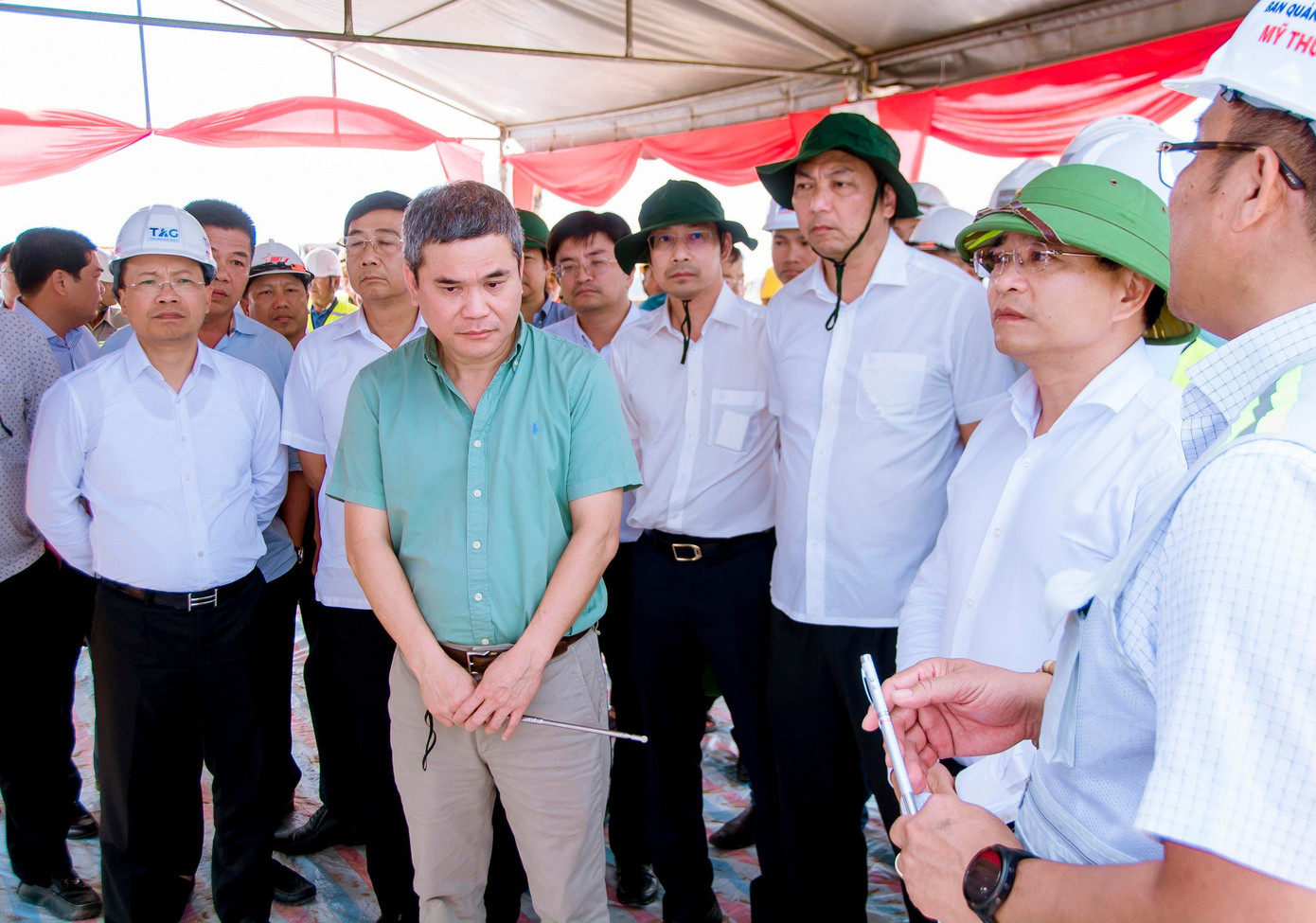 Bộ trưởng Bộ GTVT kiểm tra tiến độ thi công cao tốc Cần Thơ – Cà Mau.