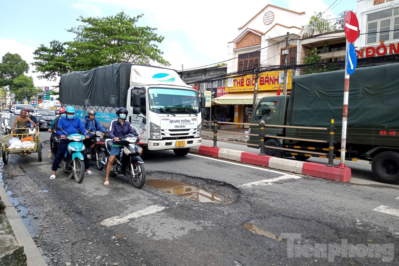 Tuyến đường Cách mạng Tháng 8 thường xuyên bị ngập sâu trong nước, cộng với áp lực lưu thông dày đặc của các loại phương tiện đã khiến mặt đường bị hư hỏng. Tuyến đường Cách mạng Tháng 8 thường xuyên bị ngập sâu trong nước, cộng với áp lực lưu thông dày đặc của các loại phương tiện đã khiến mặt đường bị hư hỏng.