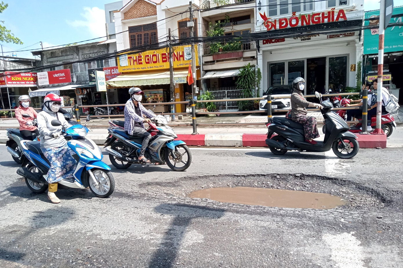 Tại nút giao đường Cách Mạng Tháng 8 với đường Trần Quang Diệu, mặt đường xuất hiện ổ gà, ổ voi, gây nguy hiểm cho người tham gia giao thông. Tại nút giao đường Cách Mạng Tháng 8 với đường Trần Quang Diệu, mặt đường xuất hiện ổ gà, ổ voi, gây nguy hiểm cho người tham gia giao thông.