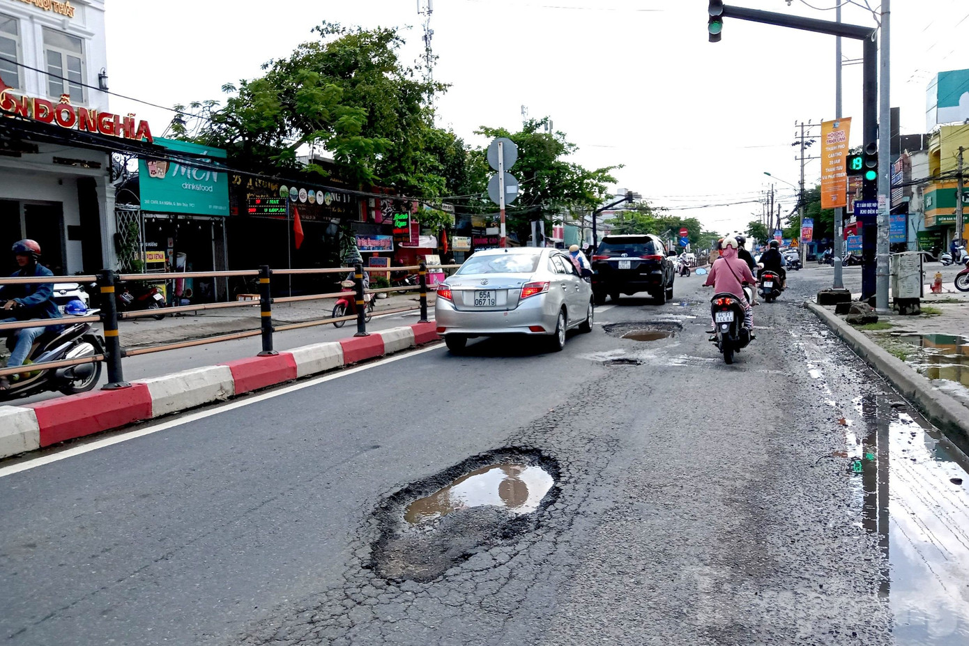 Ông Nguyễn Phương Thuận - người dân sinh sống trên đường Cách mạng Tháng 8, quận Bình Thuỷ cho biết, đợt triều cường vừa qua gây ảnh hưởng khá nhiều đến việc đi lại của người dân. Đáng nói, sau triều cường, mặt đường bị ứ đọng nước, bong tróc. Ông Thuận cho rằng, chính quyền địa phương nên có phương án khắc phục, xử lý tình trạng này. Ông Nguyễn Phương Thuận - người dân sinh sống trên đường Cách mạng Tháng 8, quận Bình Thuỷ cho biết, đợt triều cường vừa qua gây ảnh hưởng khá nhiều đến việc đi lại của người dân. Đáng nói, sau triều cường, mặt đường bị ứ đọng nước, bong tróc. Ông Thuận cho rằng, chính quyền địa phương nên có phương án khắc phục, xử lý tình trạng này.