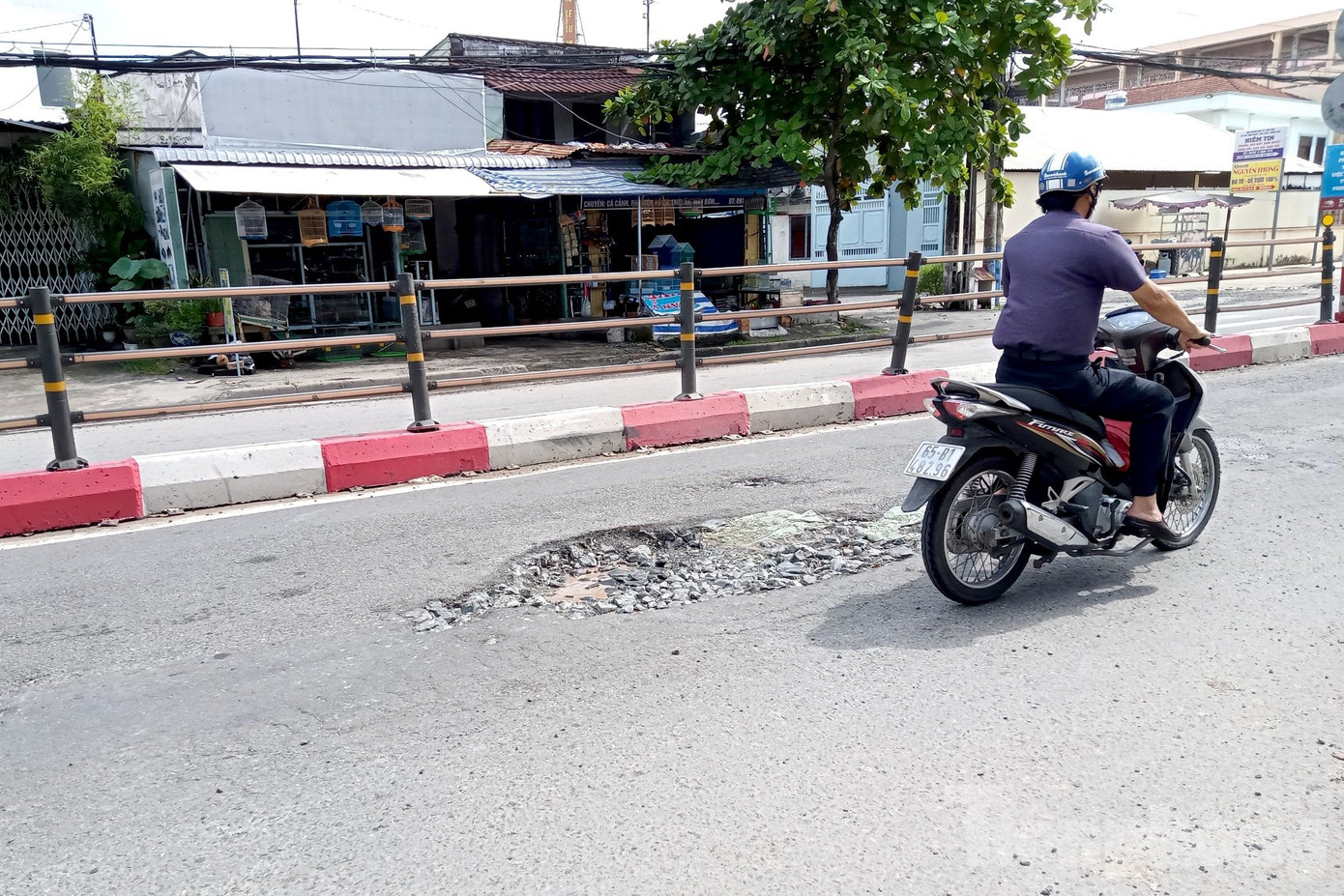 Ông Lê Tiến Dũng - Giám đốc Sở GTVT TP. Cần Thơ cho biết, đơn vị sẽ rà soát, kiểm tra thực tế tại các tuyến đường bị hư hỏng bởi triều cường, sau đó tổ chức dặm vá để việc lưu thông của người dân thuận tiện. Ảnh: Nhật Huy. Ông Lê Tiến Dũng - Giám đốc Sở GTVT TP. Cần Thơ cho biết, đơn vị sẽ rà soát, kiểm tra thực tế tại các tuyến đường bị hư hỏng bởi triều cường, sau đó tổ chức dặm vá để việc lưu thông của người dân thuận tiện. Ảnh: Nhật Huy.