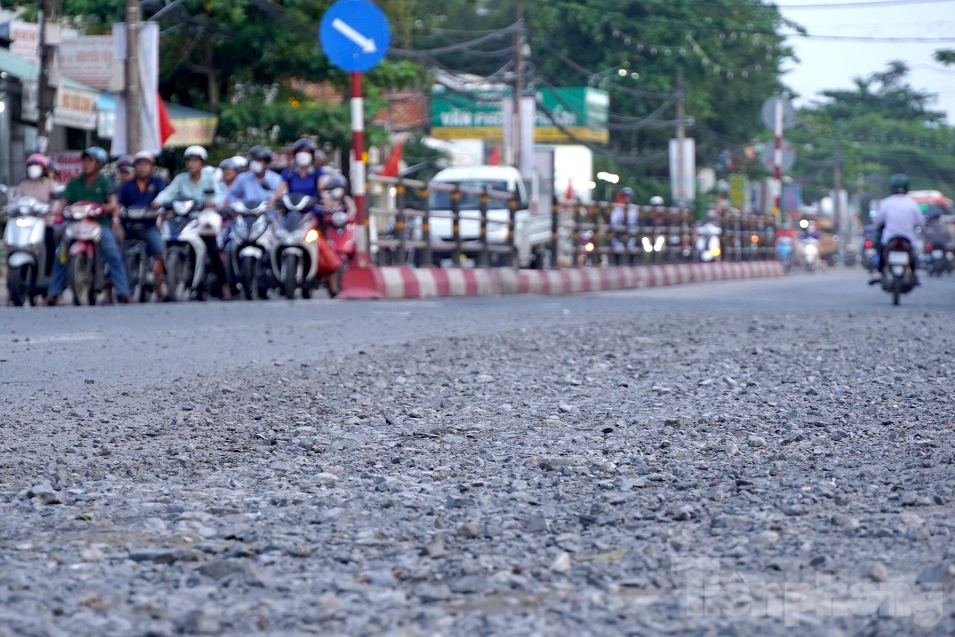 Đá dăm vương vãi trên đường Cách Mạng Tháng 8 sau triều cường. Đá dăm vương vãi trên đường Cách Mạng Tháng 8 sau triều cường.