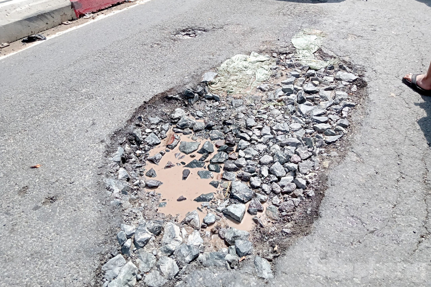 Mặt đường xuống cấp, lồi lõm do xe có trọng tải lớn thường xuyên đi lại. Mặt đường xuống cấp, lồi lõm do xe có trọng tải lớn thường xuyên đi lại.