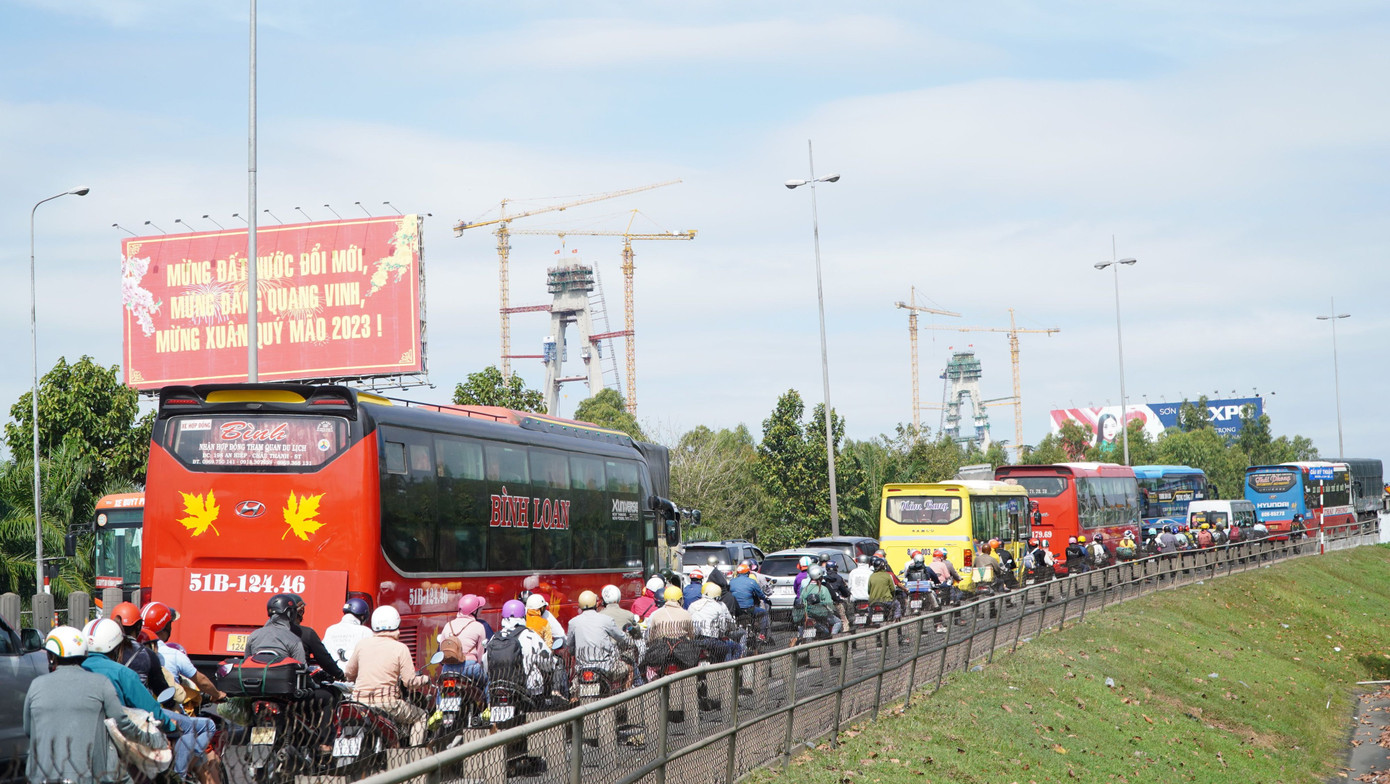 Ngày 28/1, dòng người và phương tiện từ các tỉnh miền Tây đổ về TPHCM trên tuyến quốc lộ 1 (Vĩnh Long – Tiền Giang) mỗi lúc một đông. Tại cầu Mỹ Thuận (phía Vĩnh Long) nhiều xe ô tô, xe máy nối đuôi nhau, nhích từng chút một để sang phía bờ Tiền Giang.