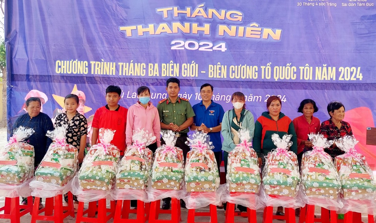 Tặng quà cho người dân có hoàn cảnh khó khăn. Tặng quà cho người dân có hoàn cảnh khó khăn.