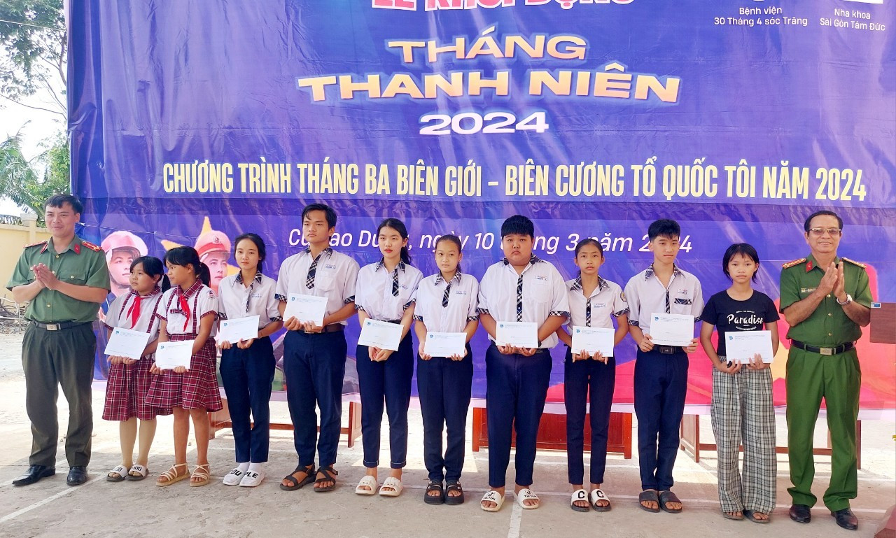 Trao quà cho học sinh nghèo vượt khó. Trao quà cho học sinh nghèo vượt khó.
