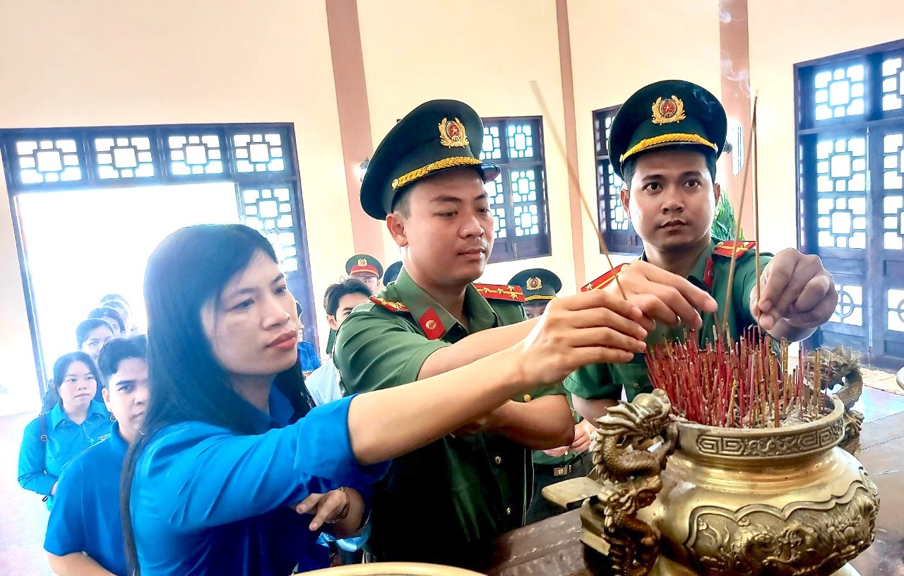 Dâng hương tại Đền thờ Bác tại xã An Thạnh Đông, huyện Cù Lao Dung (Sóc Trăng) Dâng hương tại Đền thờ Bác tại xã An Thạnh Đông, huyện Cù Lao Dung (Sóc Trăng)