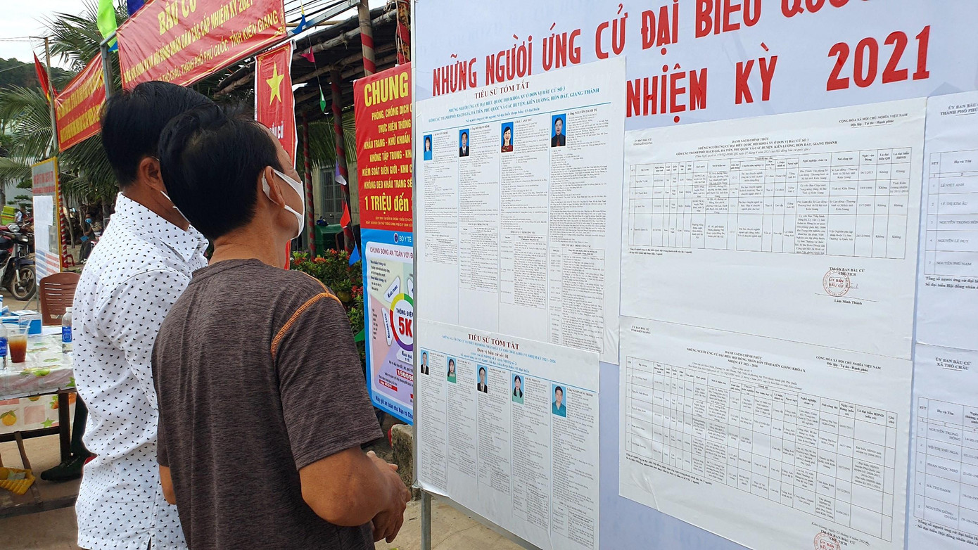 Cử tri xem danh sách những người tham gia ứng cử.