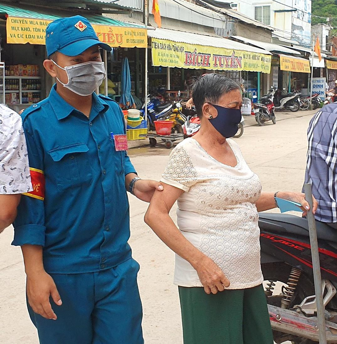 Một số cử tri lớn tuổi được lực lượng chức năng hỗ trợ đến điểm bầu cử.