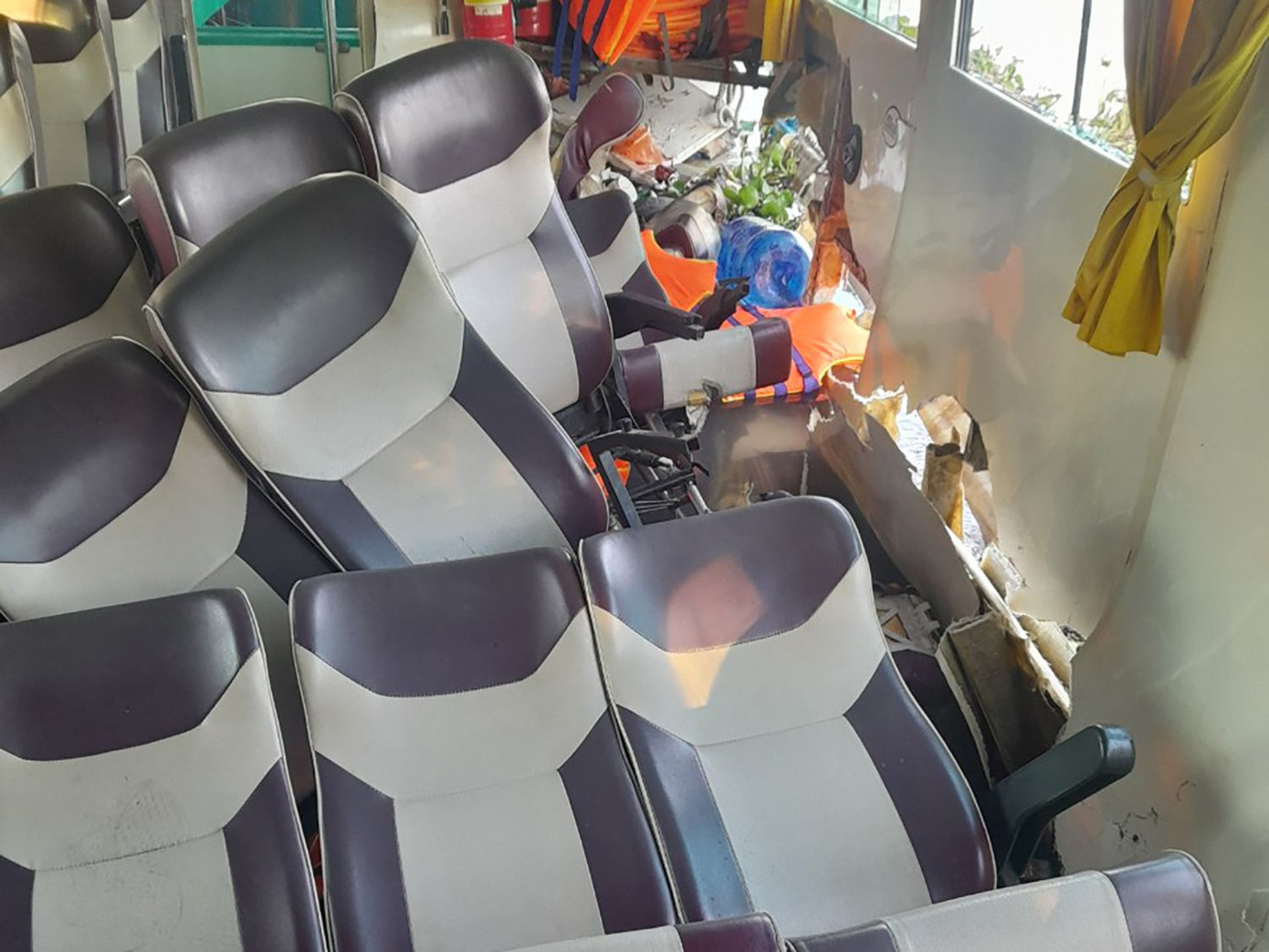 Tàu du lịch bị hư hỏng, ước tính thiệt hại khoảng 300 triệu đồng.