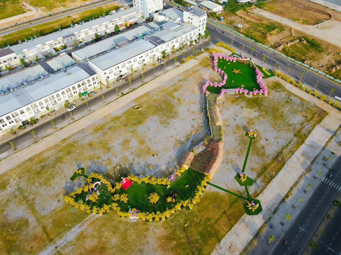 Nhìn từ trên cao tổng thể khu vực trang trí đường hoa là hình ảnh bản đồ Việt Nam. Bản đồ hoa thể hiện hình ảnh tượng trưng cho quần đảo Hoàng Sa, quần đảo Trường Sa. Thành phố đảo Phú Quốc (Kiên Giang) cũng được thể hiện trong bản đồ hoa – niềm tự hào, một viên ngọc quý được định hình trên bản đồ du lịch thế giới.