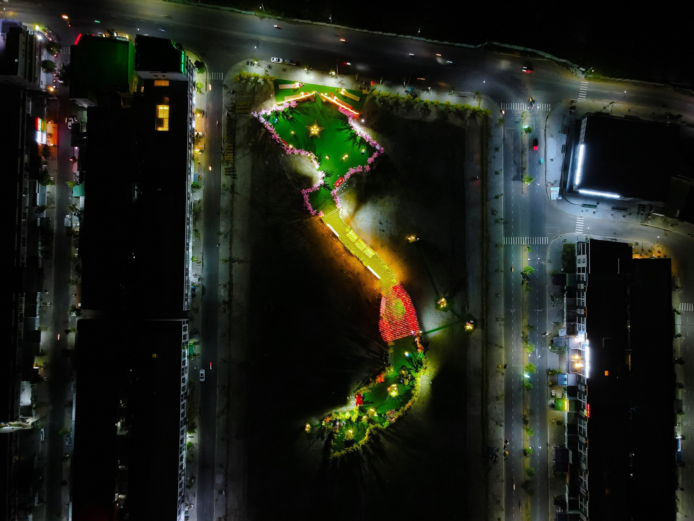 Đường hoa "Tinh Hoa Tết Việt" có quy mô 2.800m2, chiều dài 155m, kinh phí đầu tư khoảng 3 tỷ đồng và được thực hiện trong vòng 35 ngày.