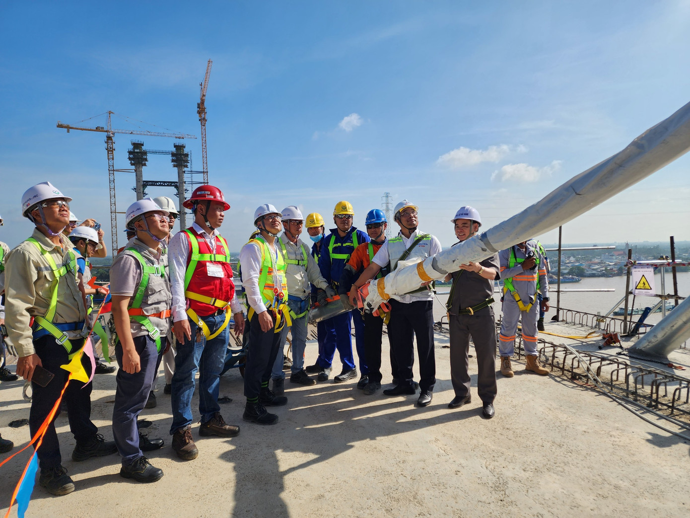 Cầu Rạch Miễu 2 căng cáp dây văng đầu tiên. Cầu Rạch Miễu 2 căng cáp dây văng đầu tiên.