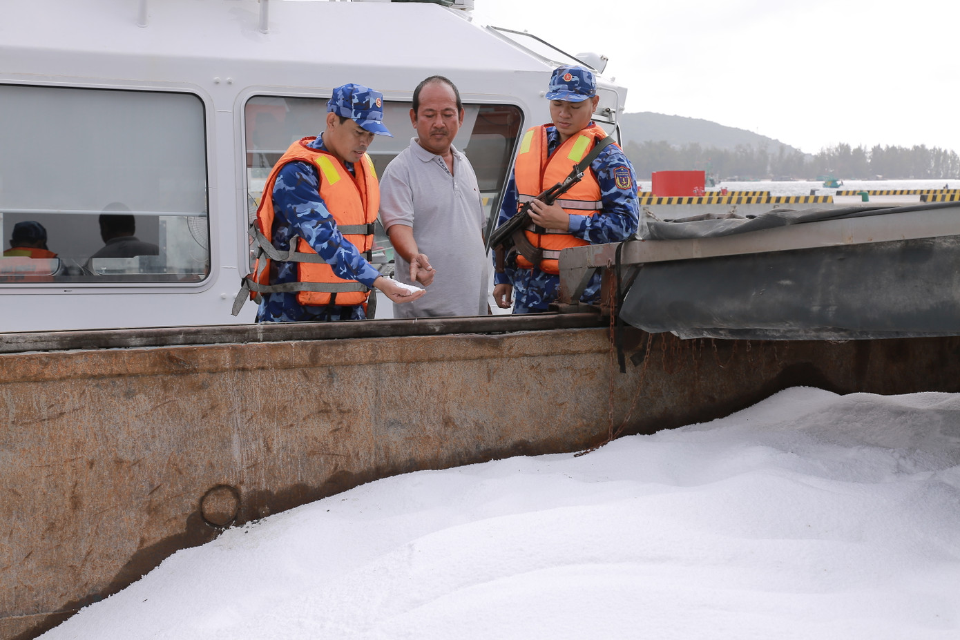 Cảnh sát biển vùng 4 bắt giữ, xử lý sà lan vận chuyển trái phép hơn 230 tấn phân đạm Ure ngày 21/2/2025.