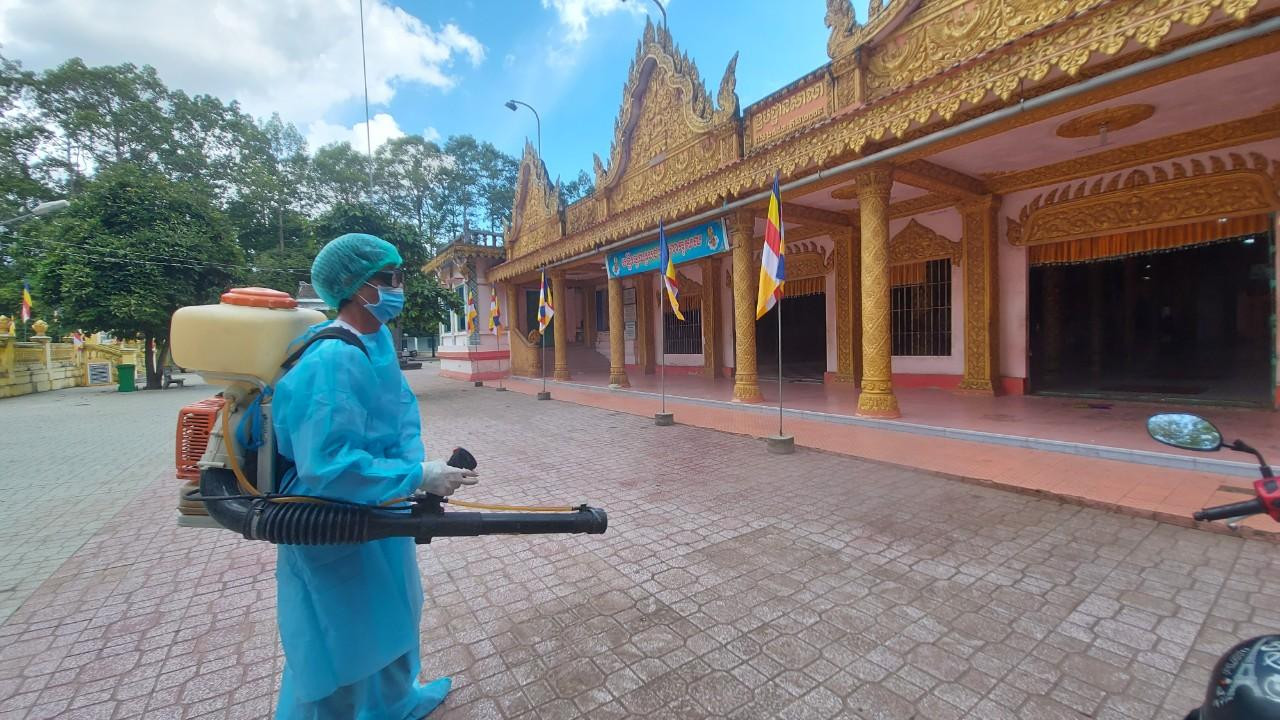 Phun khử khuẩn khu vực bỏ phiếu. - Ảnh: C.X.L.