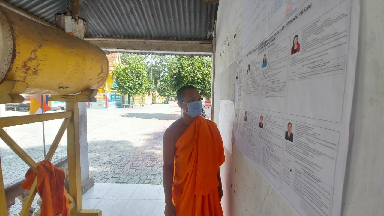 Bà con cử tri người dân tộc Khmer rất vui chờ ngày bầu cử