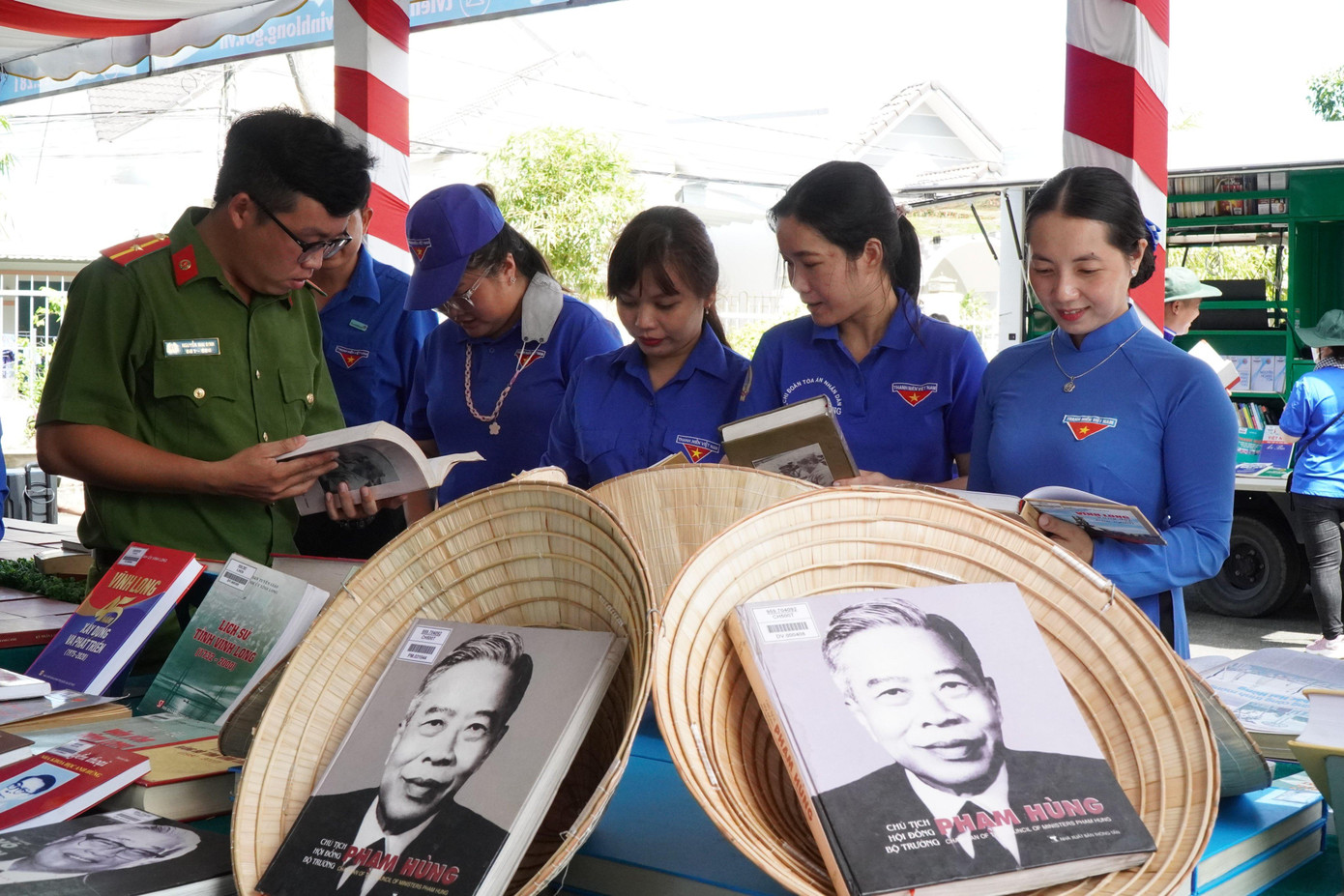 Trước đó, Tỉnh Đoàn Vĩnh Long đã tổ chức lễ khai mạc chuỗi hoạt động kỷ niệm 110 năm ngày sinh Chủ tịch Hội đồng Bộ trưởng Phạm Hùng. Trước đó, Tỉnh Đoàn Vĩnh Long đã tổ chức lễ khai mạc chuỗi hoạt động kỷ niệm 110 năm ngày sinh Chủ tịch Hội đồng Bộ trưởng Phạm Hùng.