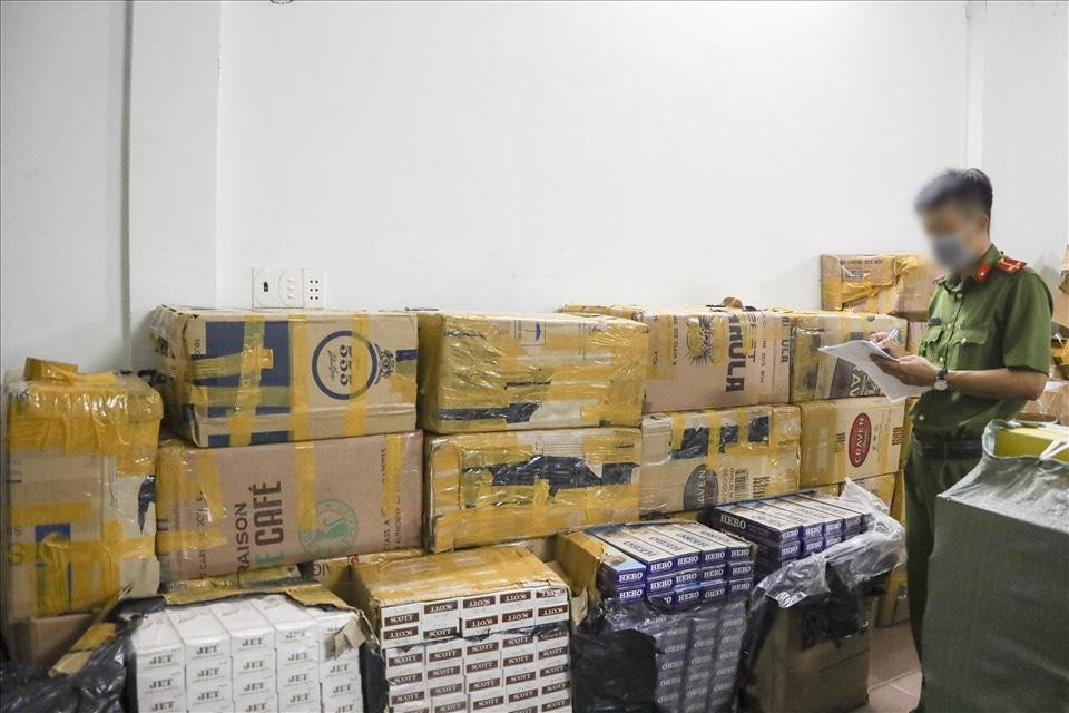 Công an thu giữ hơn 21.000 bao thuốc lá các loại.