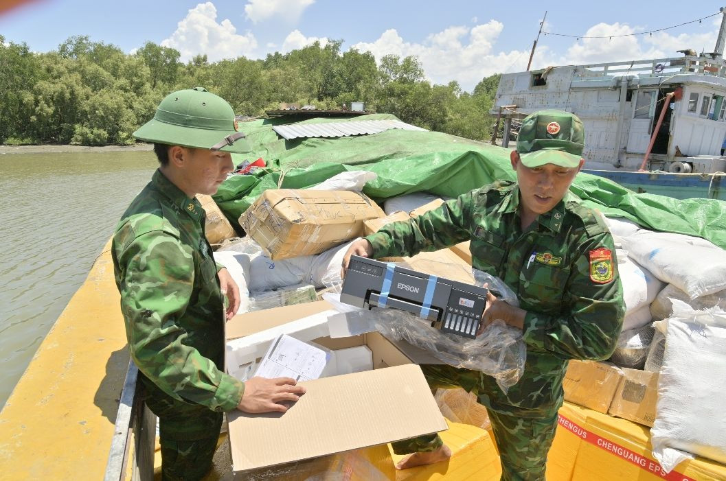 Tổng giá trị hàng hoá ước tính nhiều tỷ đồng. Ảnh Tiến Vinh.