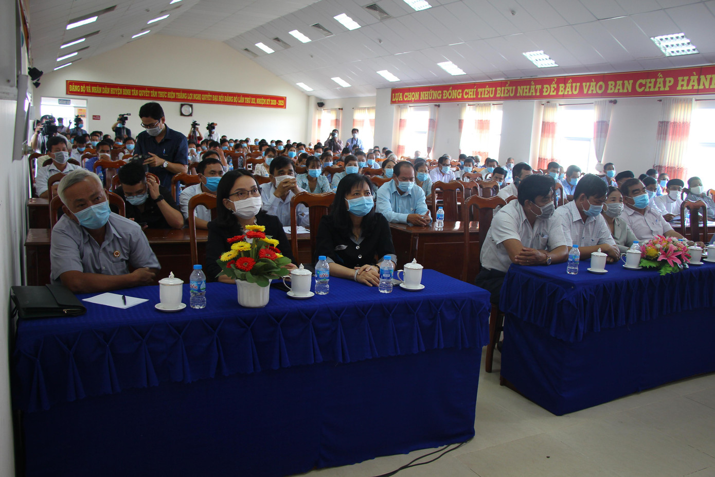 Quang cảnh tiếp xúc cử tri.- Ảnh N.H