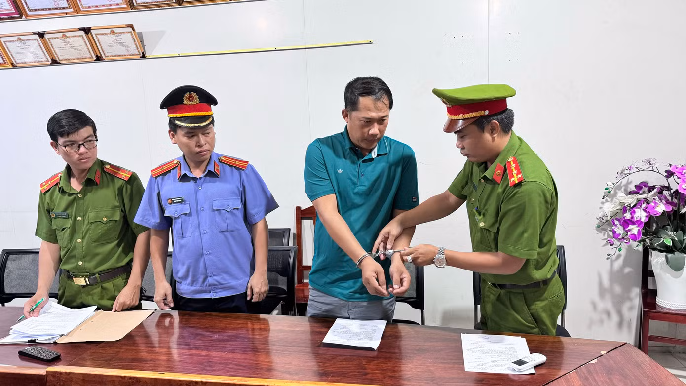Ông Du Việt Thanh - nguyên Chủ tịch UBND xã Cửa Cạn bị bắt để điều tra về hành vi nhận hối lộ. Ảnh: CAKG.