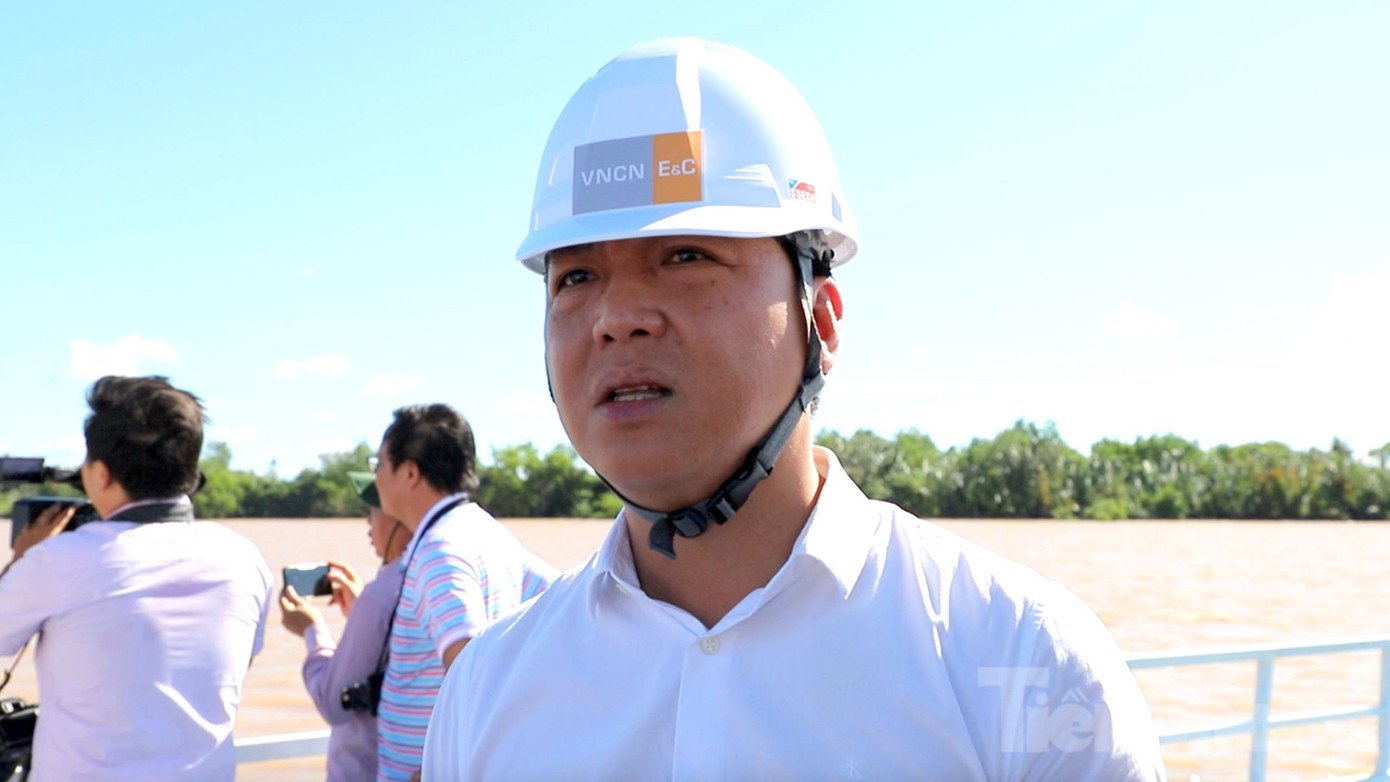 Ông Đỗ Minh Châu - Phó Giám đốc Công ty CP Đầu tư xây dựng và kỹ thuật VNCN E&amp;C cho biết, mỗi tàu cát chuyển đến công trường dự án sẽ phải qua nhiều lần kiểm tra độ mặn, kết quả đều được báo cáo đến ngành chức năng của các địa phương để giám sát.