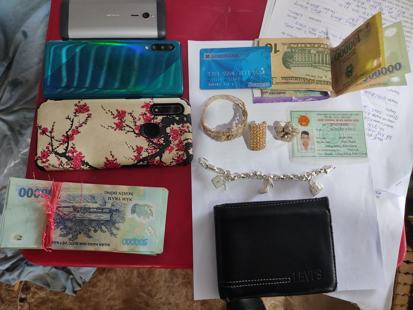 Tang vật có giá trị trên 100 triệu đồng do Nguyễn Văn G cướp của nạn nhân.