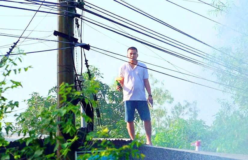 Lê Phước Hoàng dùng bơm xăng tấn công lực lượng chức năng. Lê Phước Hoàng dùng bơm xăng tấn công lực lượng chức năng.