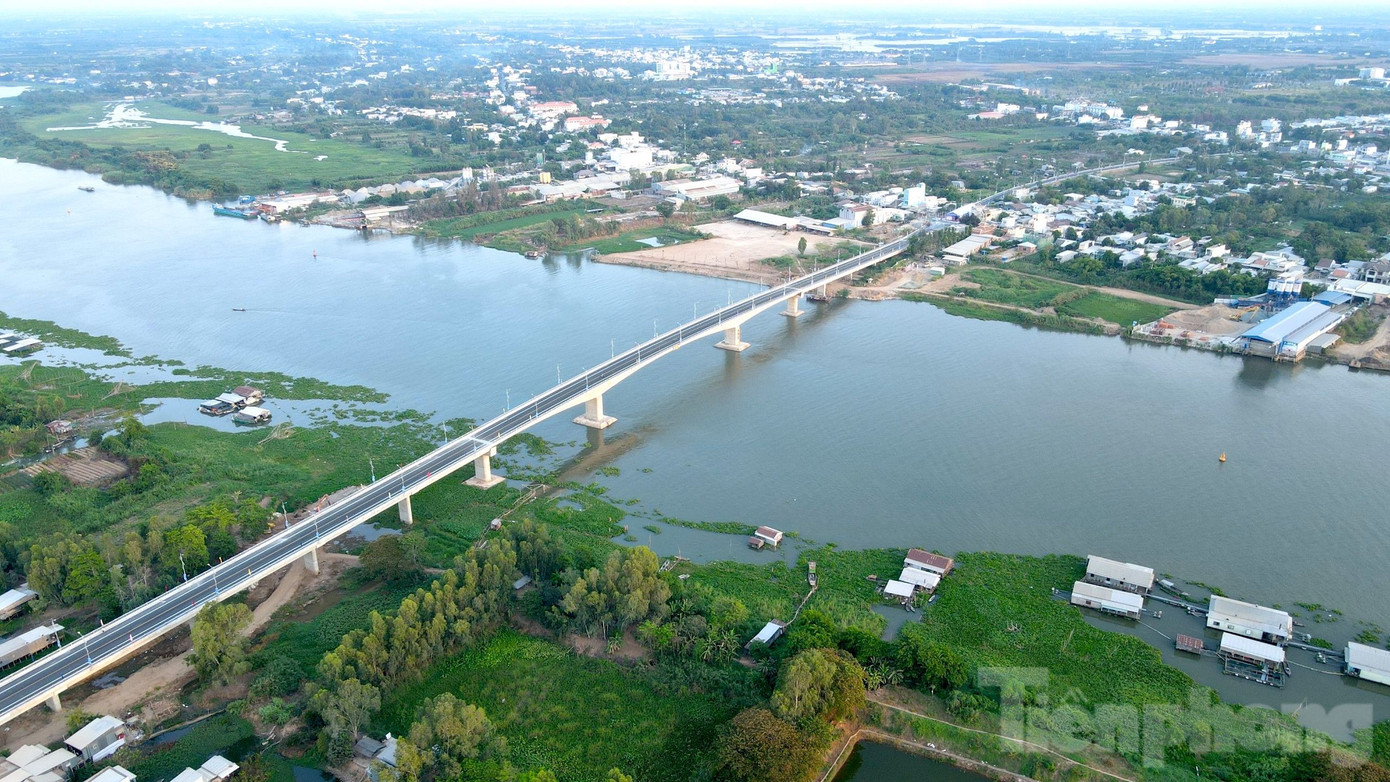 Cầu Châu Đốc là cây cầu thứ 3 bắc qua sông Hậu (sau cầu Cần Thơ và cầu Vàm Cống). Cầu Châu Đốc là cây cầu thứ 3 bắc qua sông Hậu (sau cầu Cần Thơ và cầu Vàm Cống).