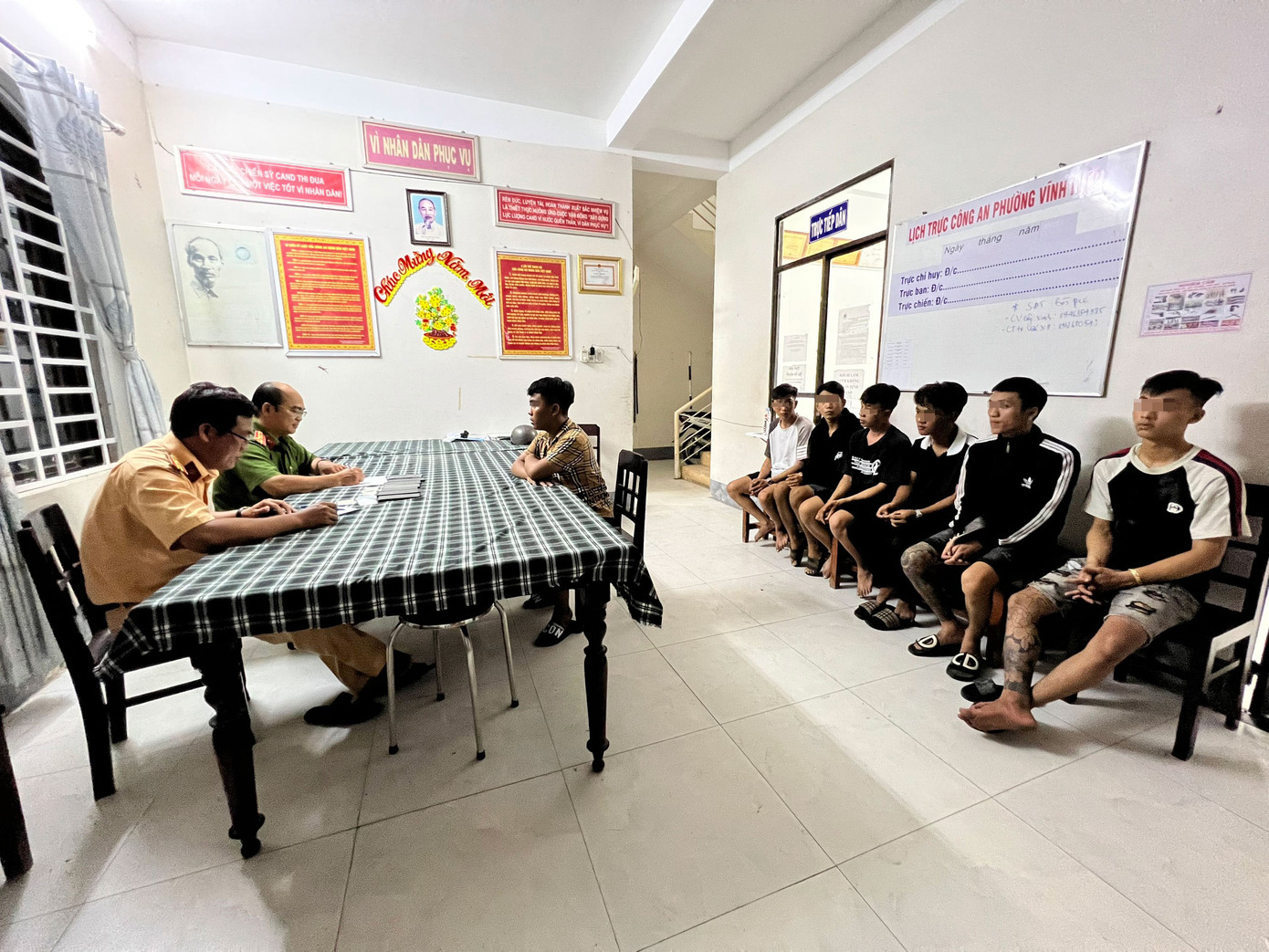 Công an làm việc với nhóm thanh thiếu niên.