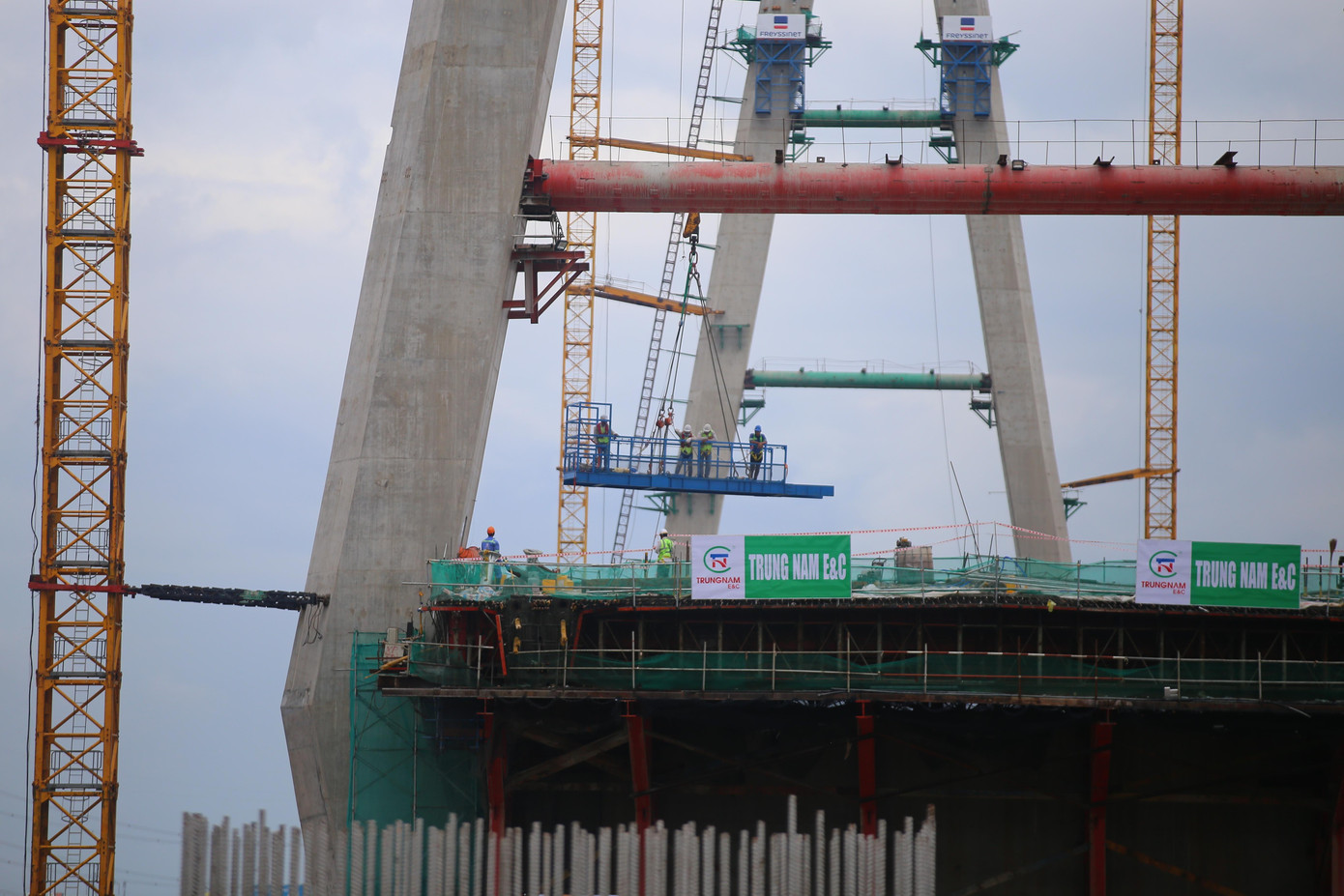 Với trụ chính dây văng T15, T16 đã thi công 29/33 đốt, các đốt S30-33 thi công bằng ván khuôn leo, trung bình khoảng 10 ngày đúc xong một đốt, dự kiến hoàn thành toàn bộ vào tháng 12/2022. Ngoài ra, cả 2 trụ T15, T16 đã đổ bê tông K1 đợt 1 vào đầu tháng 11, dự kiến đổ bê tông K1 đợt 2 vào tuần tới. Sau đó hoàn thiện căng cáp dự ứng lực và bơm vữa rồi căng cáp dây văng vào cuối tháng 11.