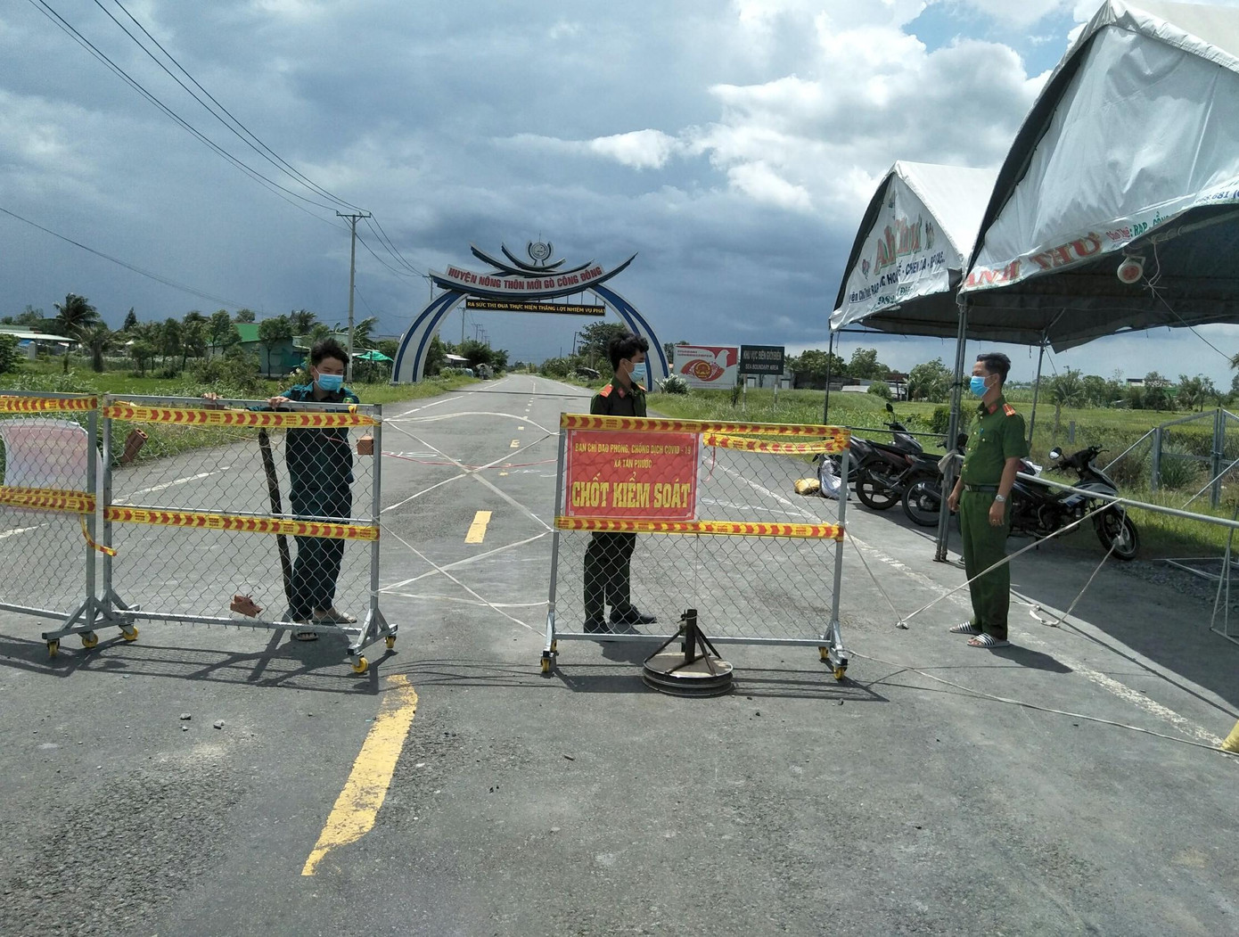 Chốt kiểm soát dịch trên địa bàn huyện Gò Công Đông (Tiền Giang). Chốt kiểm soát dịch trên địa bàn huyện Gò Công Đông (Tiền Giang).