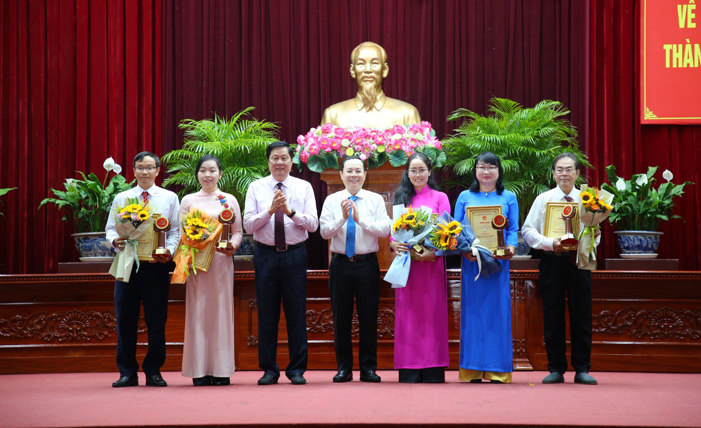 Ông Nguyễn Văn Hiếu - Bí thư Thành uỷ Cần Thơ và ông Phạm Văn Hiểu - Phó Bí thư thường trực Thành uỷ Cần Thơ trao giải A cho tác giả, nhóm tác giả. Ông Nguyễn Văn Hiếu - Bí thư Thành uỷ Cần Thơ và ông Phạm Văn Hiểu - Phó Bí thư thường trực Thành uỷ Cần Thơ trao giải A cho tác giả, nhóm tác giả.