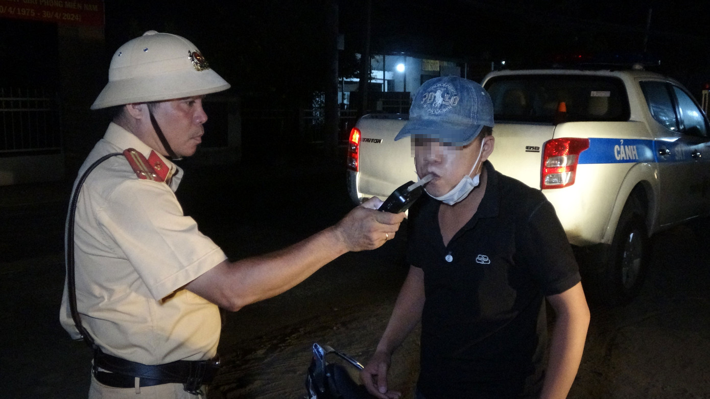 Công an huyện Châu Thành, tỉnh Tiền Giang kiểm tra nồng độ cồn. Công an huyện Châu Thành, tỉnh Tiền Giang kiểm tra nồng độ cồn.