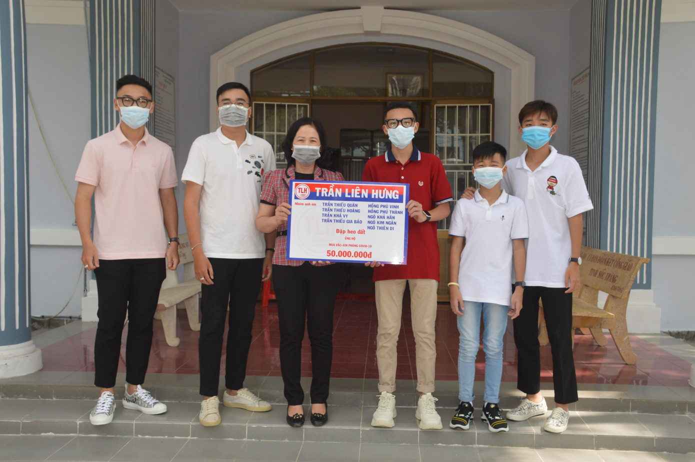 Em Hồng Phú Vinh trao tiền cho bà Khưu Đăng Phượng - Phó Chủ tịch Thường trực UBMTTQ Việt Nam tỉnh Sóc Trăng. Em Hồng Phú Vinh trao tiền cho bà Khưu Đăng Phượng - Phó Chủ tịch Thường trực UBMTTQ Việt Nam tỉnh Sóc Trăng.