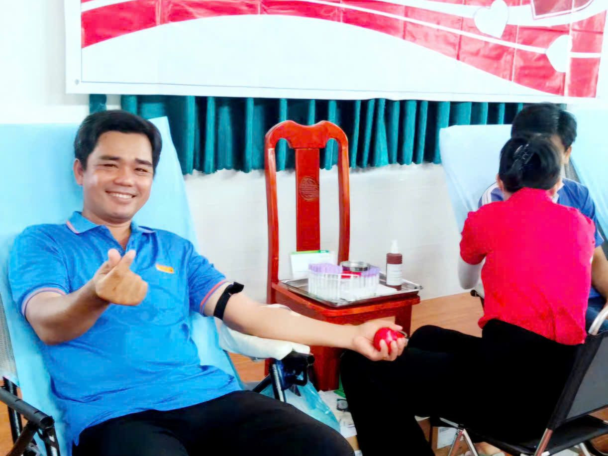 Thầy Nguyễn Minh Hoàng trong những lần tham gia hiến máu. Thầy Nguyễn Minh Hoàng trong những lần tham gia hiến máu.