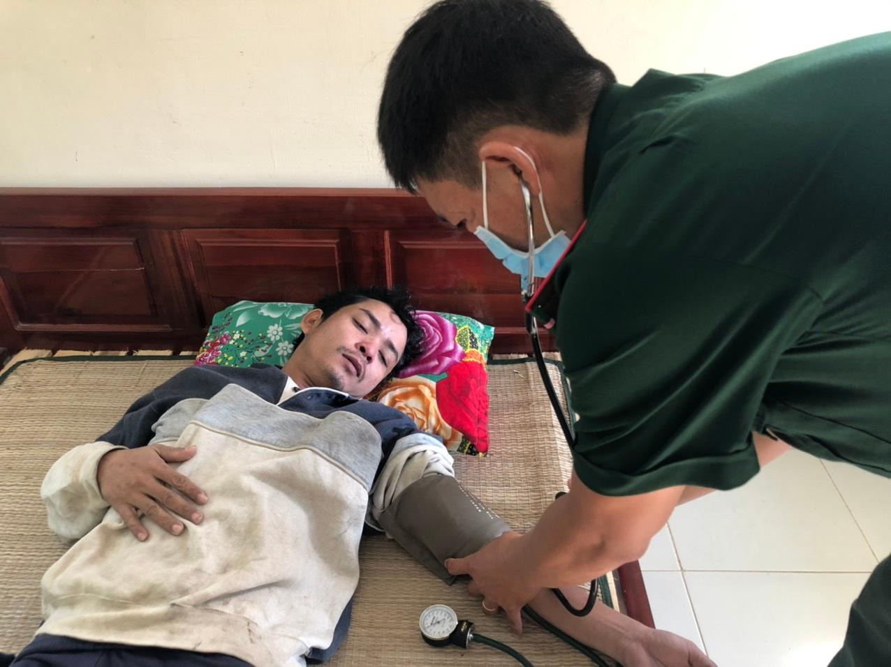 Lực lượng quân y kiểm tra sức khoẻ cho anh Hồng. - Ảnh P. Vũ.