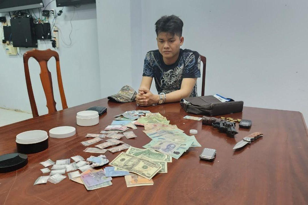 Nguyễn Thành Thức tại cơ quan công an. Nguyễn Thành Thức tại cơ quan công an.